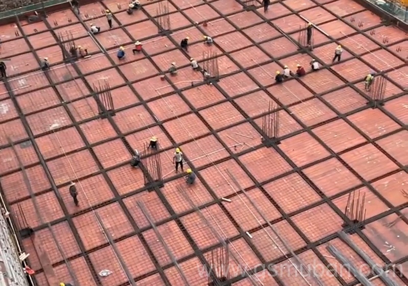 一張建筑紅模板樣品，促成合作案例