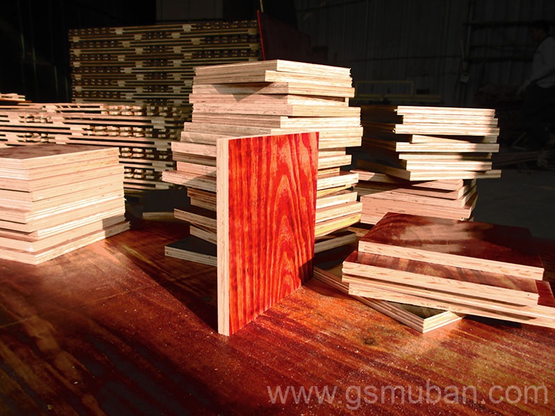 建筑模板選擇紅色還是黑色的？